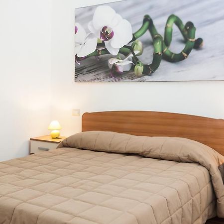 Almes Apartments Rome Room photo